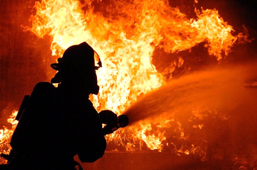 INCENDIU la Răscruci / Cu o țigară nestinsă și-a nenorocit o parte din gospodărie și un cal