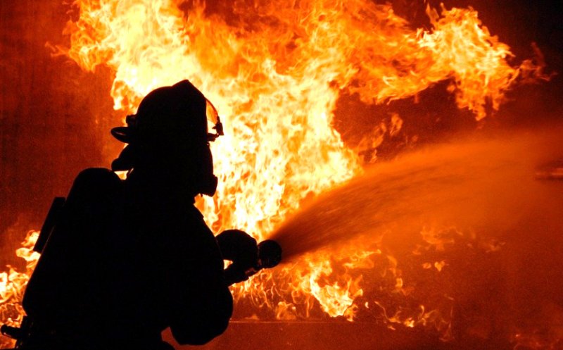 INCENDIU la Răscruci / Cu o țigară nestinsă și-a nenorocit o parte din gospodărie și un cal