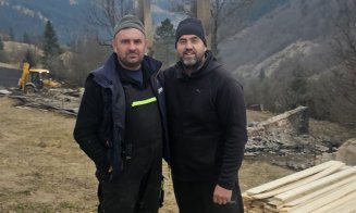 Un transilvănean cu sufletul cât Munții Apuseni: A construit în 12 zile o casă pentru o bunicuță care a rămas fără adăpost după un incendiu