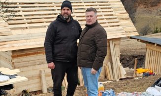 Un transilvănean cu sufletul cât Munții Apuseni: A construit în 12 zile o casă pentru o bunicuță care a rămas fără adăpost după un incendiu