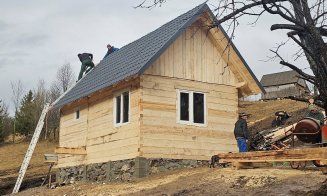 Casă construită în 12 zile în Apuseni pentru o bunicuță care a rămas pe drumuri după un incendiu / Dumnezeu lucrează prin oameni