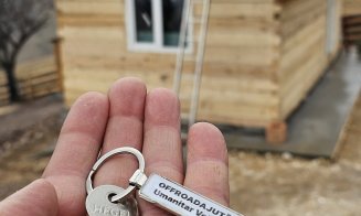 Un transilvănean cu sufletul cât Munții Apuseni: A construit în 12 zile o casă pentru o bunicuță care a rămas fără adăpost după un incendiu
