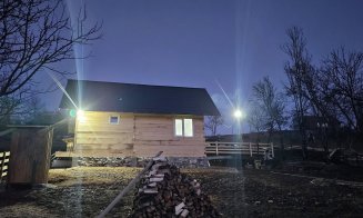 Un transilvănean cu sufletul cât Munții Apuseni: A construit în 12 zile o casă pentru o bunicuță care a rămas fără adăpost după un incendiu