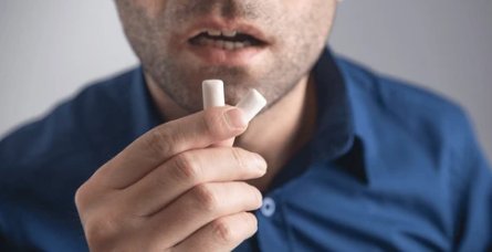 Mestecarea de gumă duce la eliberarea a sute de particule de microplastic în gură