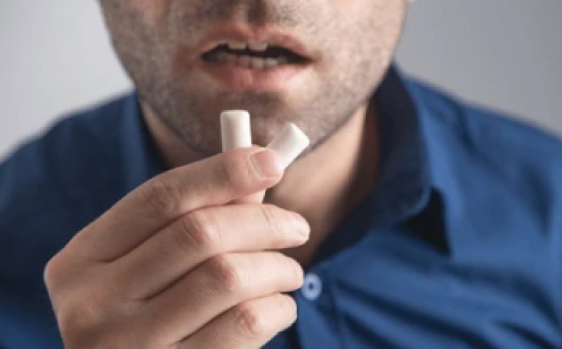 Mestecarea de gumă duce la eliberarea a sute de particule de microplastic în gură