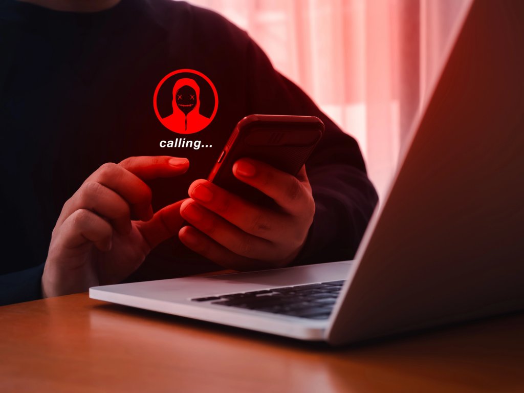 Atenție la țepele telefonice de tip „vishing”. Cum vă puteți feri