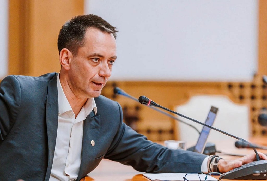 Răspunsul clujeanului Csoma Botond pentru "patriotul" Victor Ponta, care atacă UDMR: "Când zgâriai uşa lui Orban, nu-ți era greață"