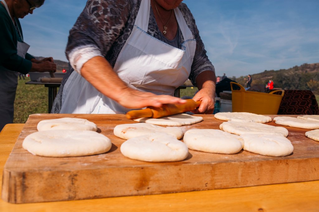 Antreprenoriat la sat cu plăcinte, magiun şi rock pe dealurile Clujului, la Vultureni sau Bobâlna