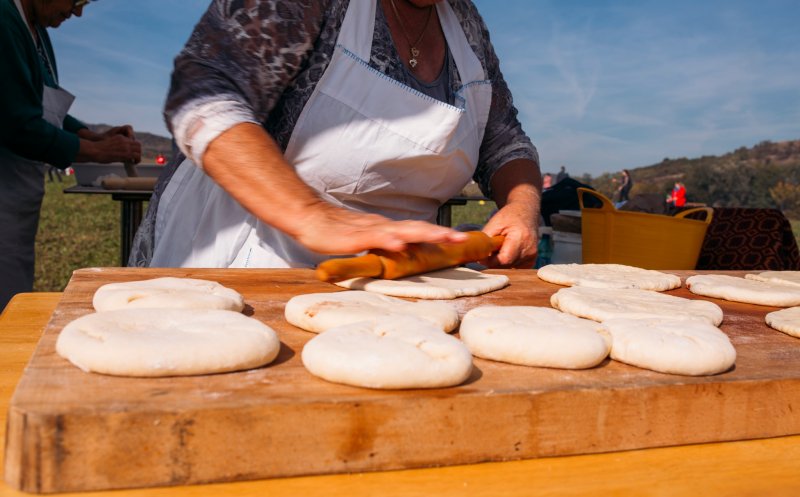 Antreprenoriat la sat cu plăcinte, magiun şi rock pe dealurile Clujului, la Vultureni sau Bobâlna