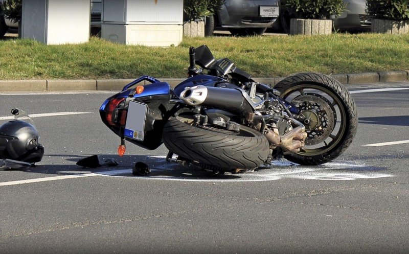 Traversare periculoasă: O femeie a fost rănită de un motociclist clujean