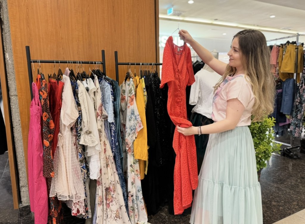 Clujenii, invitați la shopping sustenabil. Proiectul ReClothing transformă hainele în fapte bune