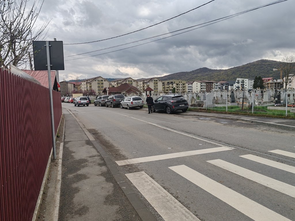Despre trotuarele ocupate de maşini în Floreşti: "Oameni buni, ce ne dorim de la conducerea satului ar trebui să plece întâi de la noi"