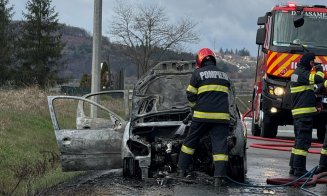 O mașină a luat FOC pe un drum din Cluj. Pompierii au intervenit de urgență