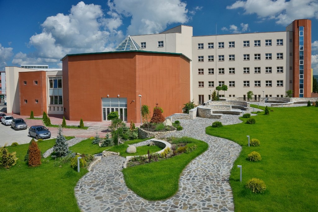 Proiect "verde" la UMF Cluj: 10 sisteme de panouri fotovoltaice pe cămine, clădiri ale facultăților, clinici și centre educaționale