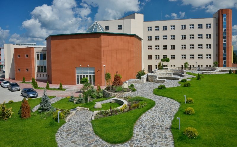 Proiect "verde" la UMF Cluj: 10 sisteme de panouri fotovoltaice pe cămine, clădiri ale facultăților, clinici și centre educaționale