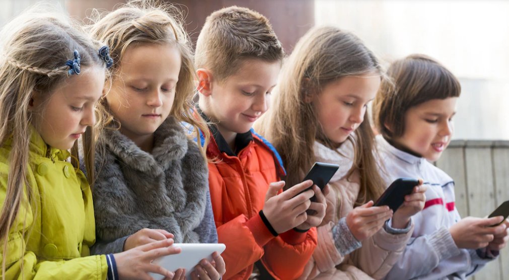 Experți: Interzicerea telefoanelor nu aduce beneficii pentru sănătatea mintală, starea de bine și rezultatele școlare ale copiilor