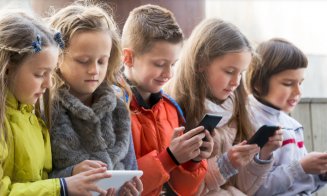 Experți: Interzicerea telefoanelor nu aduce beneficii pentru sănătatea mintală, starea de bine și rezultatele școlare ale copiilor