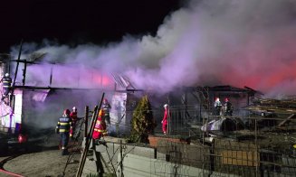 Incendiu puternic la o casă din Cluj: Pompierii intervin cu trei autospeciale