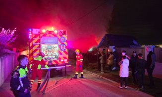 Incendiu puternic la o casă din Cluj: Pompierii intervin cu trei autospeciale