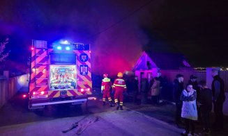 Incendiu puternic la o casă din Cluj: Pompierii intervin cu trei autospeciale