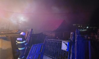 Incendiu puternic la o casă din Cluj: Pompierii intervin cu trei autospeciale
