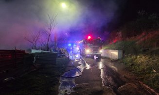Incendiu puternic la o casă din Cluj: Pompierii intervin cu trei autospeciale