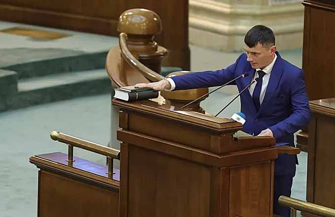 A fost retuşat rapid CV-ul senatorului POT cu 2 dosare penale, care a început şcoala la 4 ani şi a făcut facultatea la site-ul de matrimoniale "Academic Singles"
