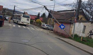 Stâlp de curent "cu de toate" căzut la datorie: "La câte cabluri îs acolo am crezut c-au băgat troleu în Floreşti"