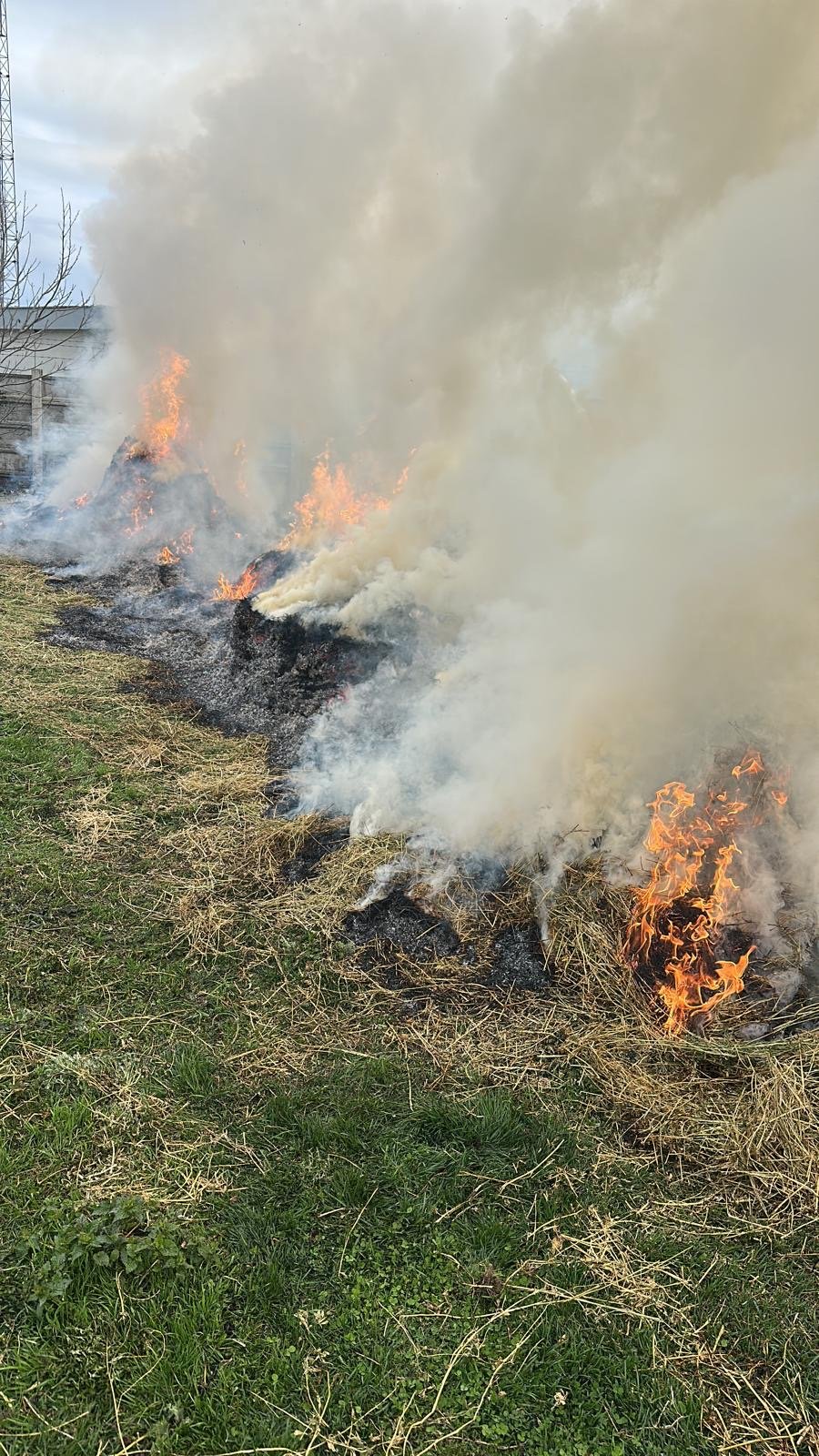 Cluj: Incendiu la baloți de fân cu risc de propagare la un rezervor de biogaz