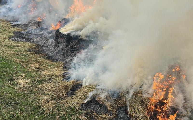 Cluj: Incendiu la baloți de fân cu risc de propagare la un rezervor de biogaz