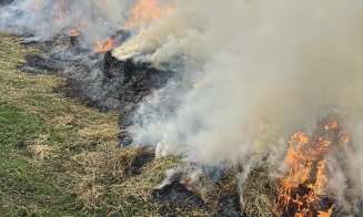 Cluj: Incendiu la baloți de fân cu risc de propagare la un rezervor de biogaz