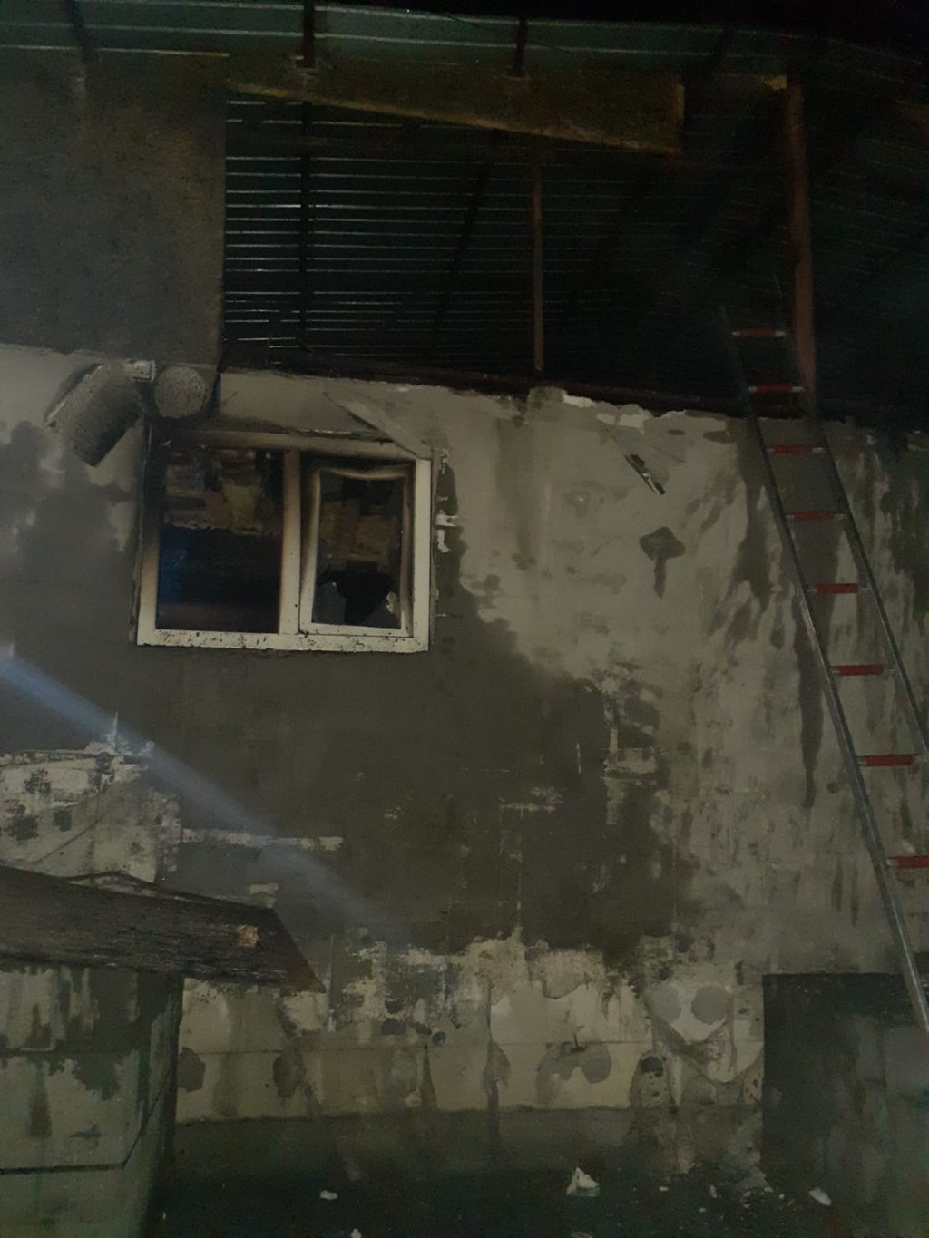 Incendiu la un depozit dintr-o localitate din Cluj. Un bărbat accidentat a primit îngrijiri medicale