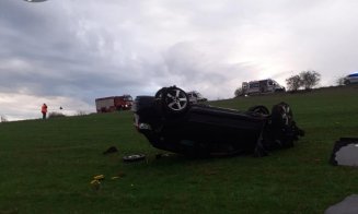Un copil era la volanul mașinii care s-a răsturnat la ieșire din Turda. Minorul, cercetat pentru conducere fără permis