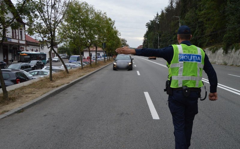 Un bărbat s-a dezbrăcat în pielea goală la un control în trafic în județul Cluj. Polițiștii l-au reținut