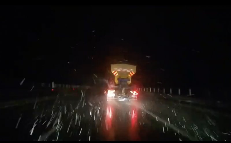 Zăpada s-a întors pe drumurile din Cluj. S-a intervenit cu material antiderapant pe Autostrada A3