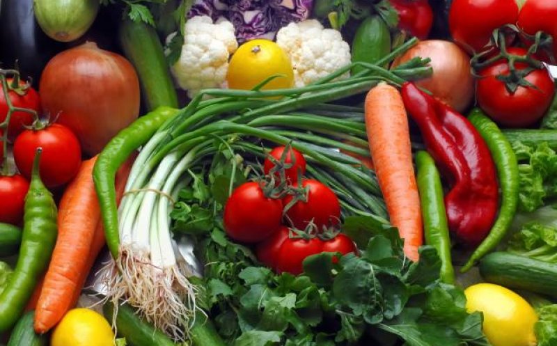 A început sezonul salatelor! Vezi cât costă ceapa verde, ridichile și roșile oltenești la piaţa din Dezmir