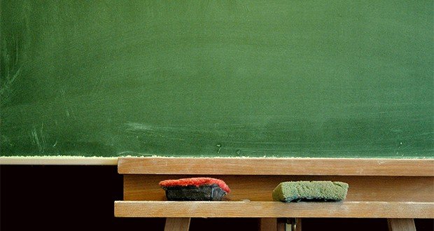 Anchetă la o şcoală, după ce un elev de 13 ani şi-ar fi ameninţat o colegă cu o foarfecă