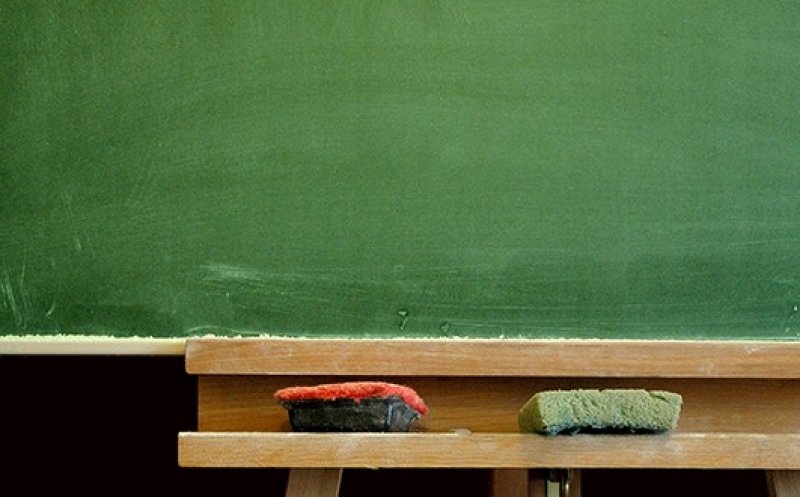 Anchetă la o şcoală, după ce un elev de 13 ani şi-ar fi ameninţat o colegă cu o foarfecă