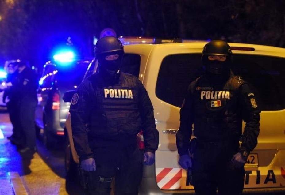 Peste 120 de persoane legitimate în Florești, în cadrul unei razii. Patru femei au fost reținute de polițiști