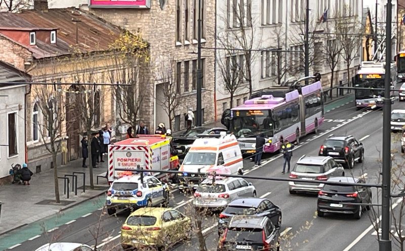 Accident grav în centrul Clujului, între un troleibuz și o mașină. Pompierii intervin pentru a salva o persoană încarcerată