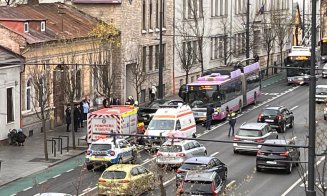 Accident grav în centrul Clujului, între un troleibuz și o mașină. Pompierii intervin pentru a salva o persoană încarcerată