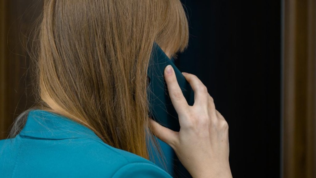 Actriță din Cluj, victima unei escrocherii șocante: „Mi-au spus că sunt urmărită și că trebuie să cooperez.” A trimis 100.000 de lei „anchetatorilor”