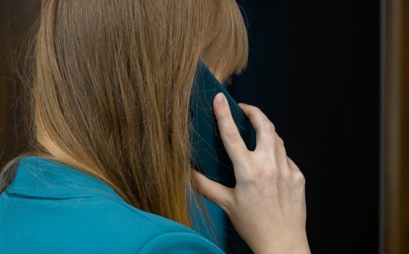 Actriță din Cluj, victima unei escrocherii șocante: „Mi-au spus că sunt urmărită și că trebuie să cooperez.” A trimis 100.000 de lei „anchetatorilor”