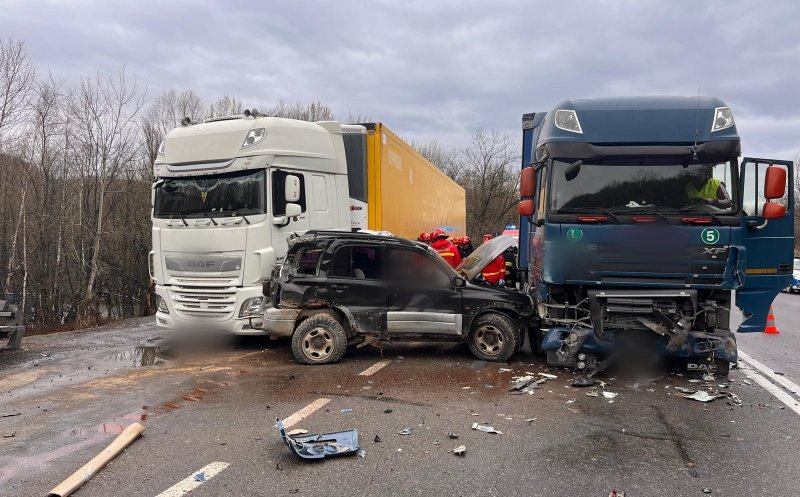 Tragedie pe drumul între Cluj și Bihor: Mașina zdrobită între două TIR-uri, iar un bărbat a murit. Elicopterul SMURD a intervenit