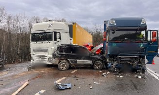 Tragedie pe drumul între Cluj și Bihor: Mașina zdrobită între două TIR-uri, iar un bărbat a murit. Elicopterul SMURD a intervenit