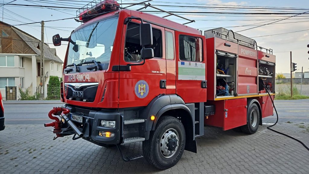 Cluj: Acoperișul unei case a luat foc. Pompierii au intervenit