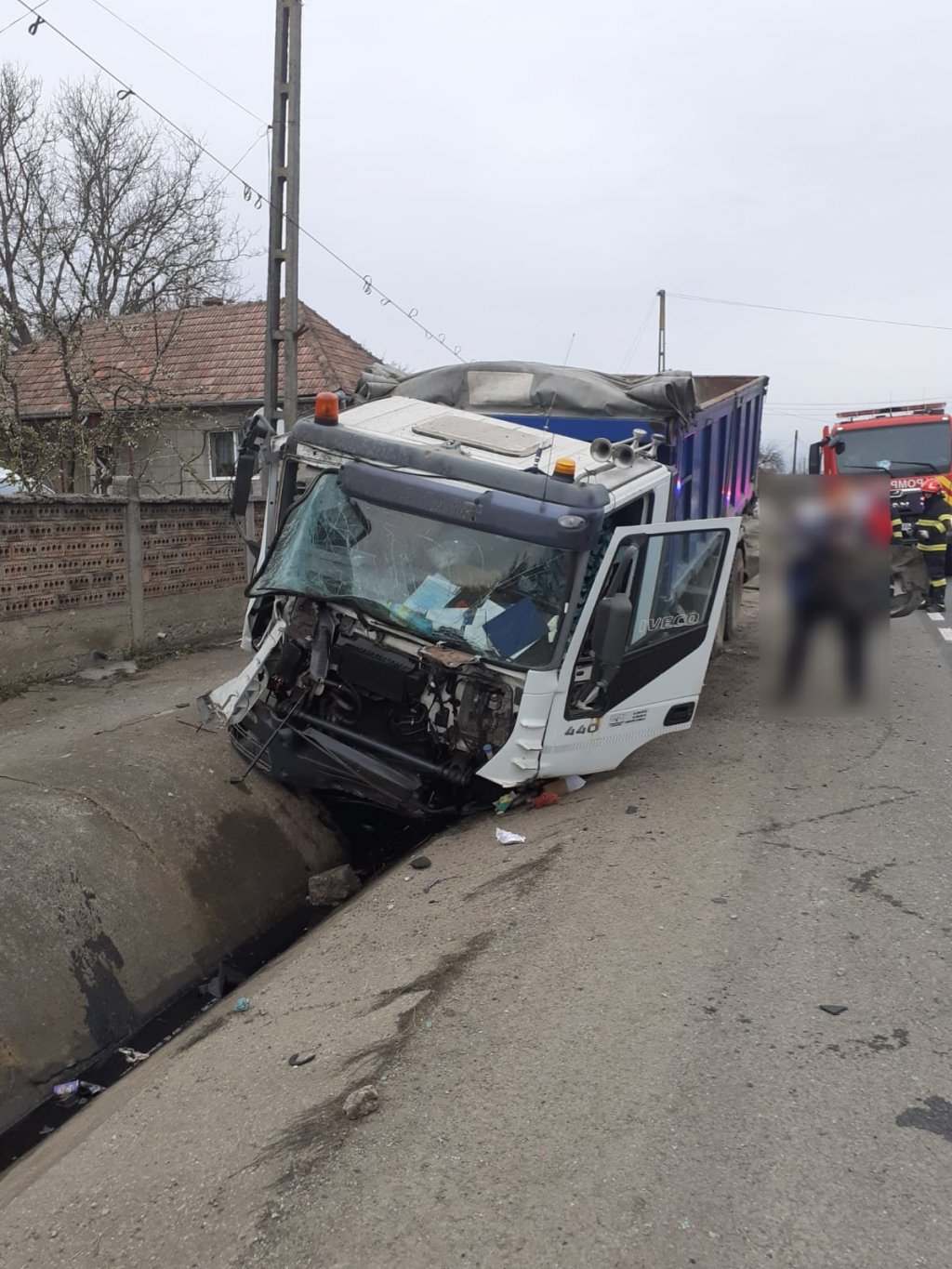 ACCIDENT într-o localitate din Cluj: A ajuns cu basculanta în şanţ