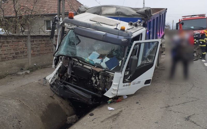 ACCIDENT într-o localitate din Cluj: A ajuns cu basculanta în şanţ