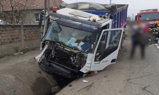 ACCIDENT într-o localitate din Cluj: A ajuns cu basculanta în şanţ