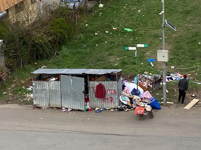 Cu gunoaiele împrăştiate până în drum: "Frumos la Florești... strada Porii" / "Şi cine-i de vină?" / "Omul sfințește locul!"